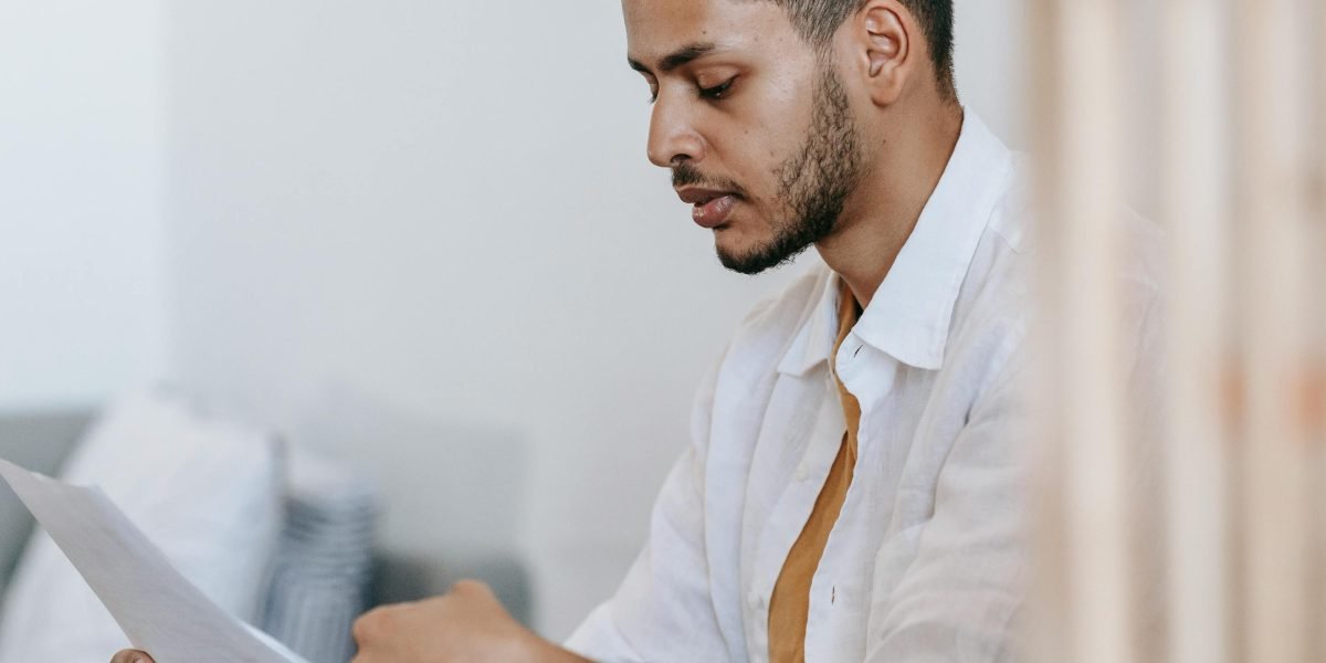 An investor feels overwhelmed by scattered information, highlighting the need for a clear guide.