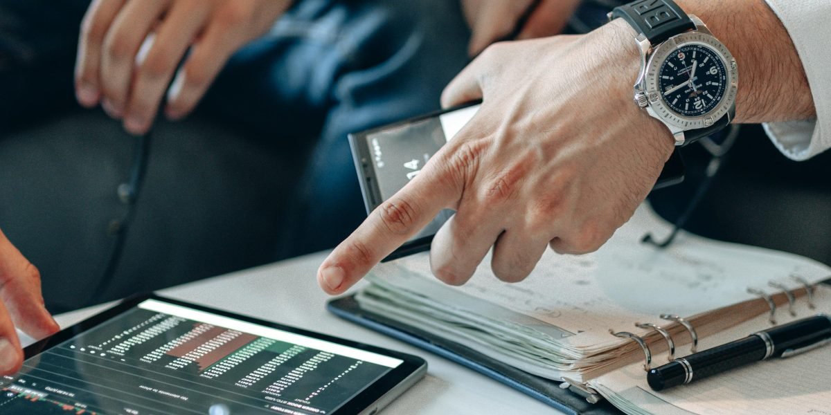 A team collaboratively analyzing financial data to make informed investment decisions.
