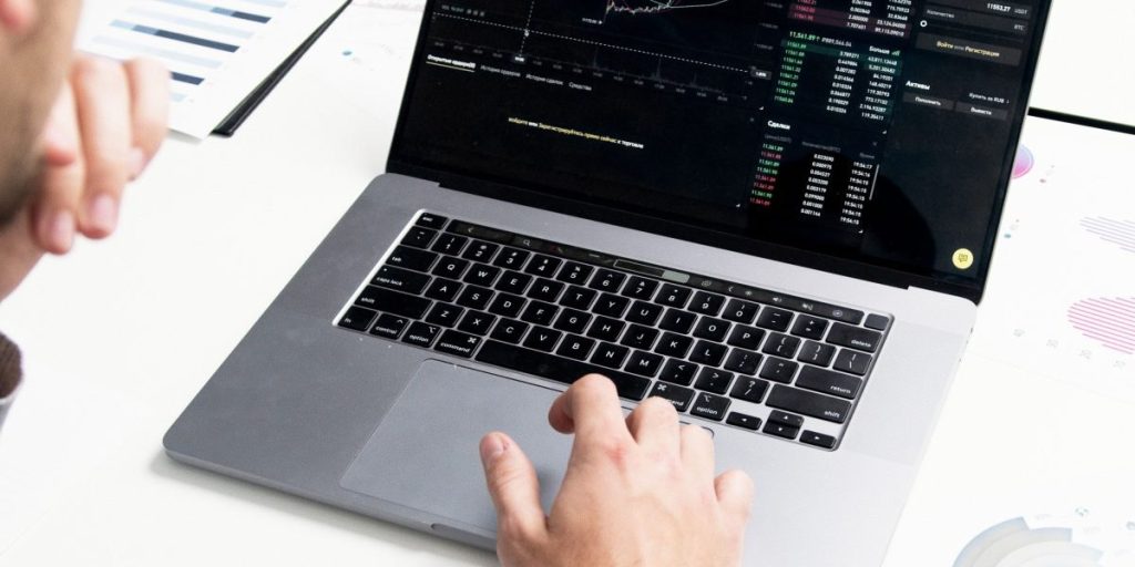 This article explains how a master's degree in data analytics addresses critical information gaps in Dubai's real estate market by teaching advanced methods for...