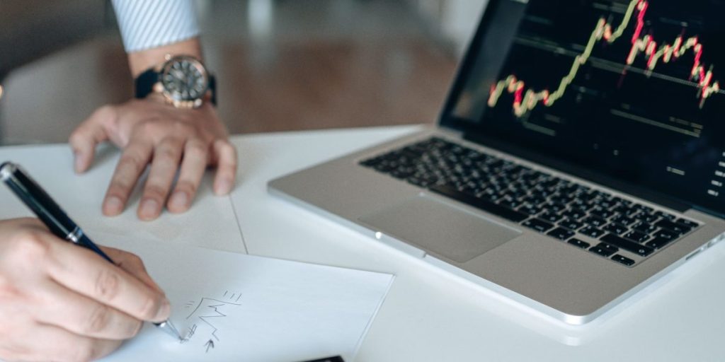 This article explains why online data analytics training is essential for anyone working in Dubai's fast-moving real estate market and shows how to choose and u...